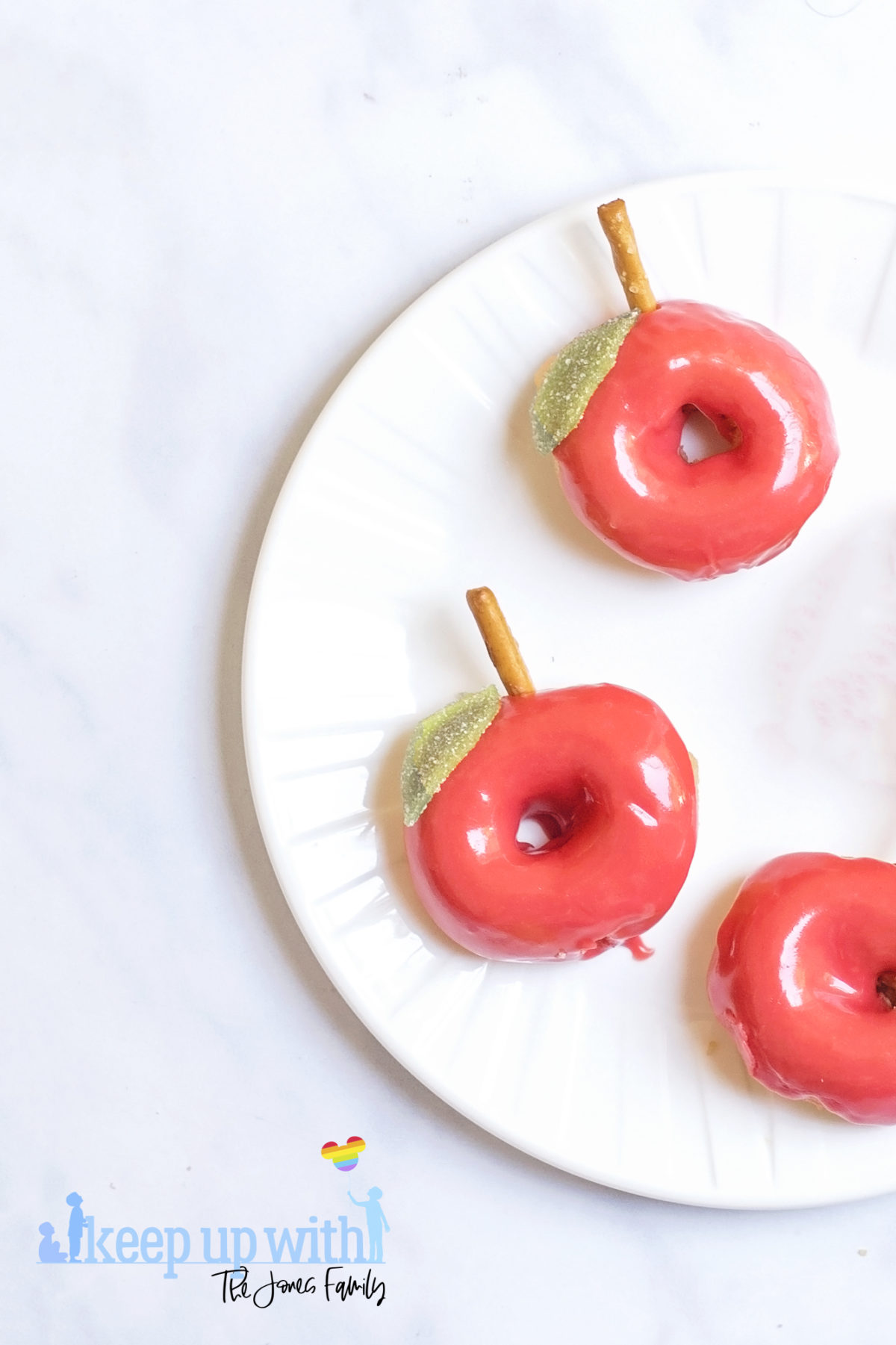 Image shows red apple shaped Back to School Doughnuts on a white Vera Wang plate, sitting on a white marble surface. Image by Sara-Jayne from Keep Up With The Jones Family.